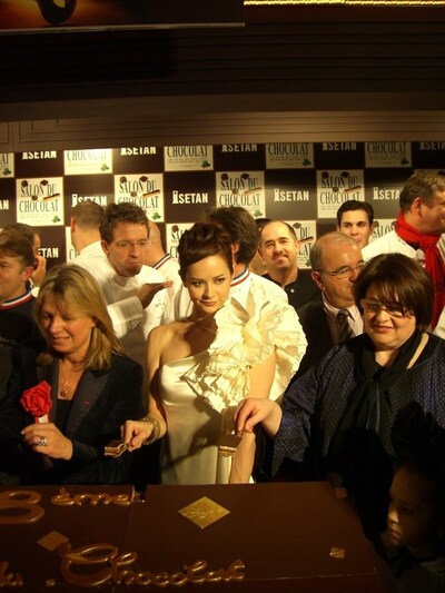 Akane Livは歌唱後、「サロン・デュ・ショコラ」にも出店している「ダロワイヨ」の特大ガトーオペラのケーキカットにも参加した。「サロン・デュ・ショコラ」は2月1日まで、伊勢丹新宿店本館6階 催事場にて開催。