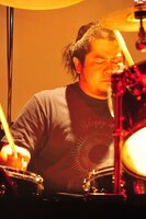 津波秀樹（Dr）