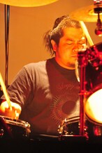 津波秀樹（Dr）