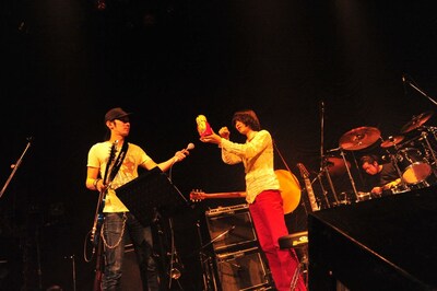 写真はアンコールでのワンシーン。マトリョミンで「Happy Birthday」奏でる山内と、その音を拾うためにマイクを向ける田中。ちなみにマトリョミンは本編では使用されず、アンプの上に飾られていた。