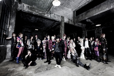 「EXTRA-TERRITORIAL」出演者一同。なお、チケットの一般発売は2月27日から一斉スタート。