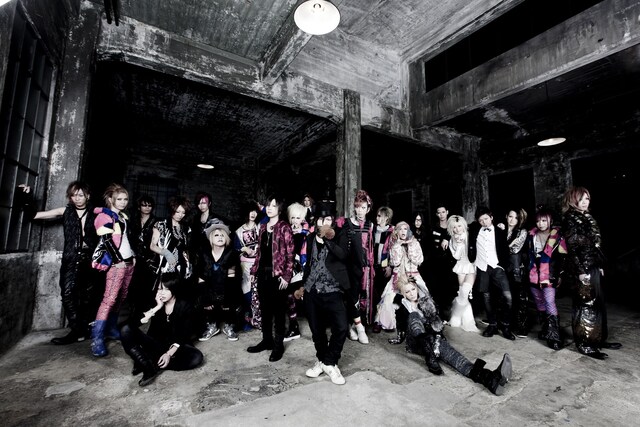 「EXTRA-TERRITORIAL」出演者一同。なお、チケットの一般発売は2月27日から一斉スタート。