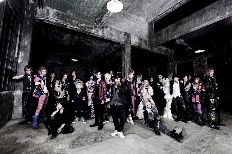 「EXTRA-TERRITORIAL」出演者一同。なお、チケットの一般発売は2月27日から一斉スタート。