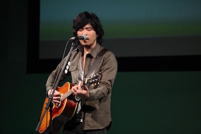 秦基博は3月3日に弾き語りアルバム「BEST OF GREEN MIND '09」をリリース。なおこのアルバムは2010年期間限定生産となる。