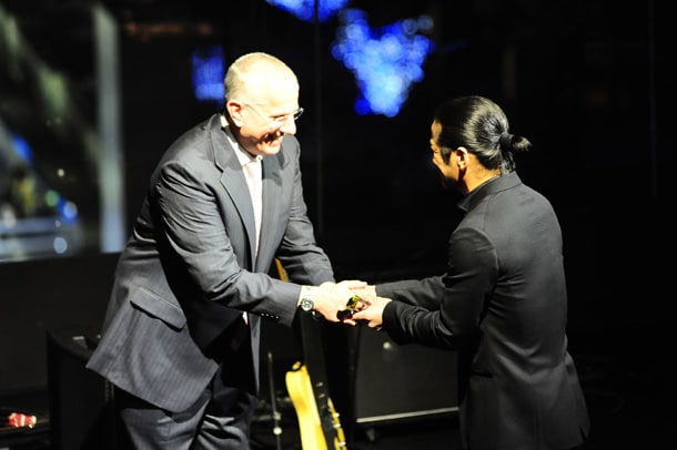 栄えある最優秀アーティスト賞を受賞したEXILE。授賞式には14人を代表してリーダーのHIROが登壇した。