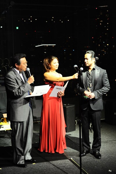 インタビューを受けるHIRO（写真右）。