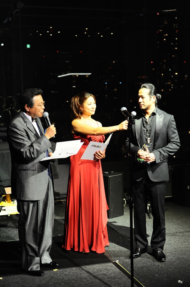 インタビューを受けるHIRO（写真右）。