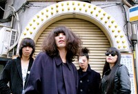 毛皮のマリーズは4月21日にメジャーデビューアルバム「毛皮のマリーズ」をリリースする（志麿遼平は写真手前）。