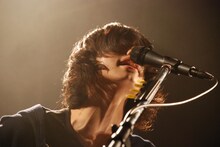 写真は1月22日に東京・代官山UNITで行われたワンマンの模様。バンドとオーディエンスが互いを探り合うような以前のライブから前進し、彼らの演奏は緊張感を保ちながらより伸びやかなものになり、オーディエンスにもplentyの音楽を味わう余裕が感じられるようになっていた。