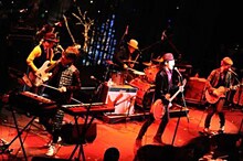 「My SunShine」でAirplay of the Year 2009を受賞したROCK'A'TRENCHはライブ演奏を披露。