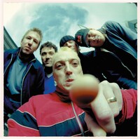 SNUFFのフロントマン、ダンカン・レッドモンズ（Vo,Dr／写真手前）はSNUFF以外にも、Ken YokoyamaなどとのユニットBILLY NO MATESをはじめ、イギリスの伝説的パンクバンドTOY DOLLS、カバープロジェクトDUNCAN'S DIVASなど精力的なソロ活動を展開中。