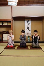 和室でお茶をすするチャットモンチー。（この写真はアーティストブック「ギャラリー茶友」に掲載されるものとは異なる）