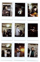 赤坂公演先行限定盤特典のインスタント写真。ツアーの雰囲気を味わえるオフショットが満載だ。