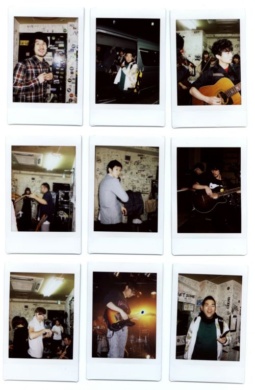 赤坂公演先行限定盤特典のインスタント写真。ツアーの雰囲気を味わえるオフショットが満載だ。