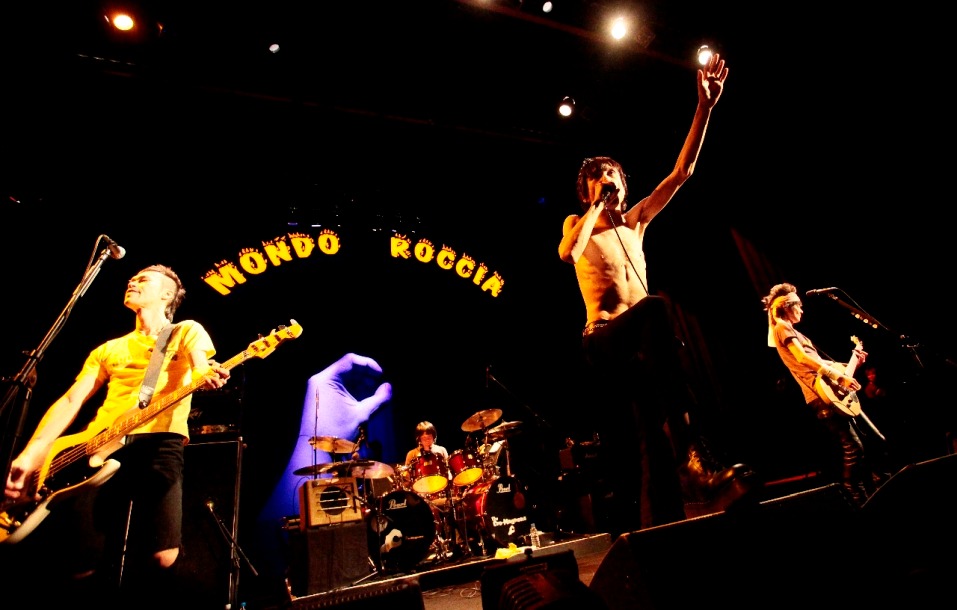 この日のライブでは最新アルバム「MONDO ROCCIA」の楽曲を中心に披露。