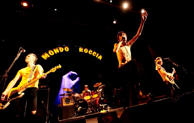 この日のライブでは最新アルバム「MONDO ROCCIA」の楽曲を中心に披露。