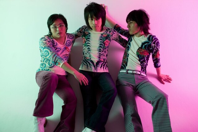 1999年に宇都宮大学の音楽サークルで結成されたキャプテンストライダム。同年秋より現在まで永友聖也（写真中央）、梅田啓介（写真左）、菊住守代司（写真右）の3人編成で活動していた。