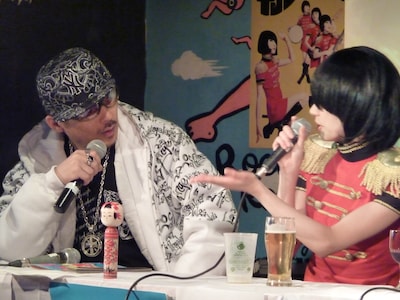 すっかり更正したマーシーをセクシーな視線で惑わせるマリアンヌ東雲。彼女はミニスカートからすらりと伸びた生足を見せつけたが、マーシーは「もう懲りた」と足下を見ようとすらしない。