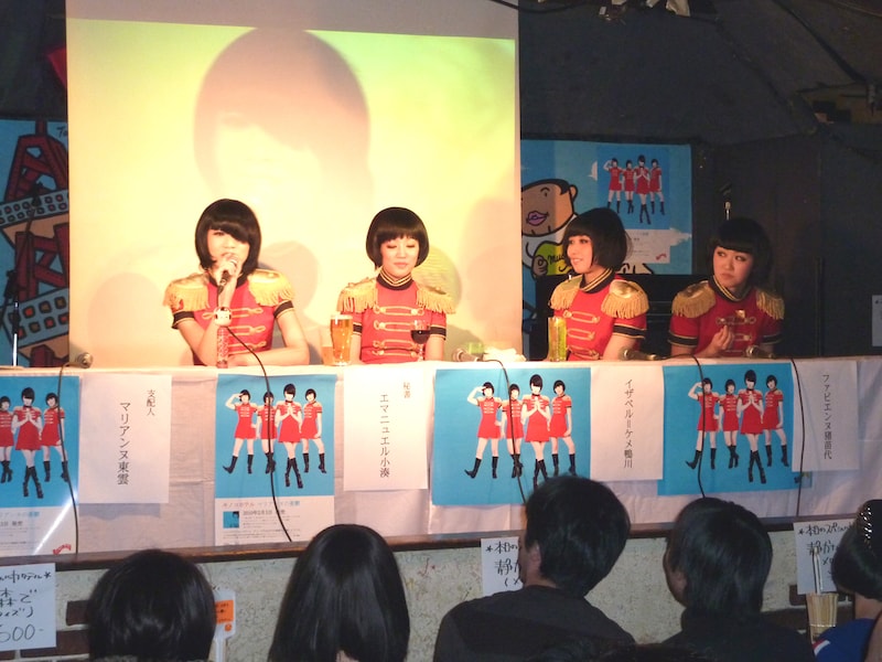 少々かしこまったムードで始まったトークコーナーだったが、時間が進むにつれ、メンバー4人は自由奔放な行動へ……。