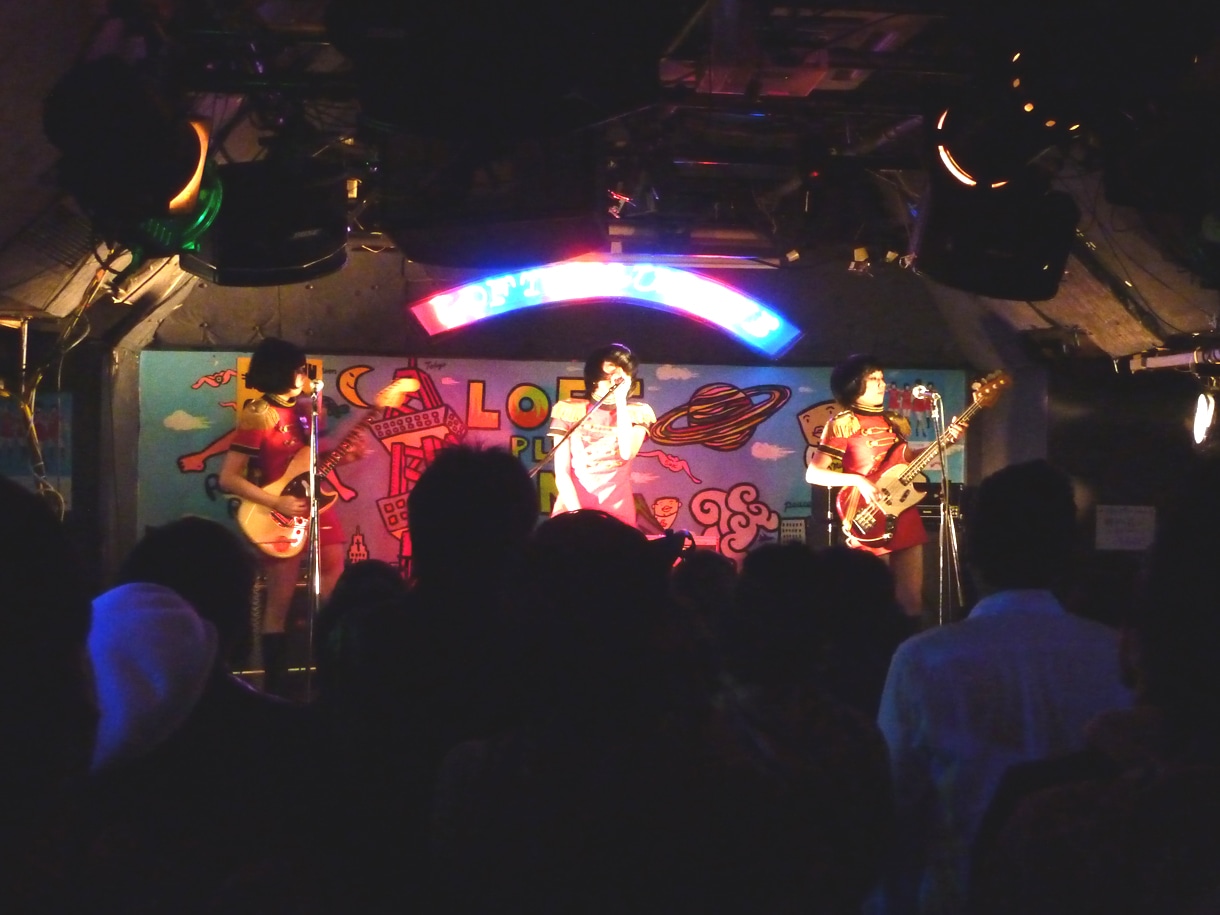 演奏が始まると会場は一気にヒートアップ。なお、写真右手奥の離れたスペースにいるファビエンヌ猪苗代は「こっちも見て～」とアピールしながら熱いドラムプレイを見せた。