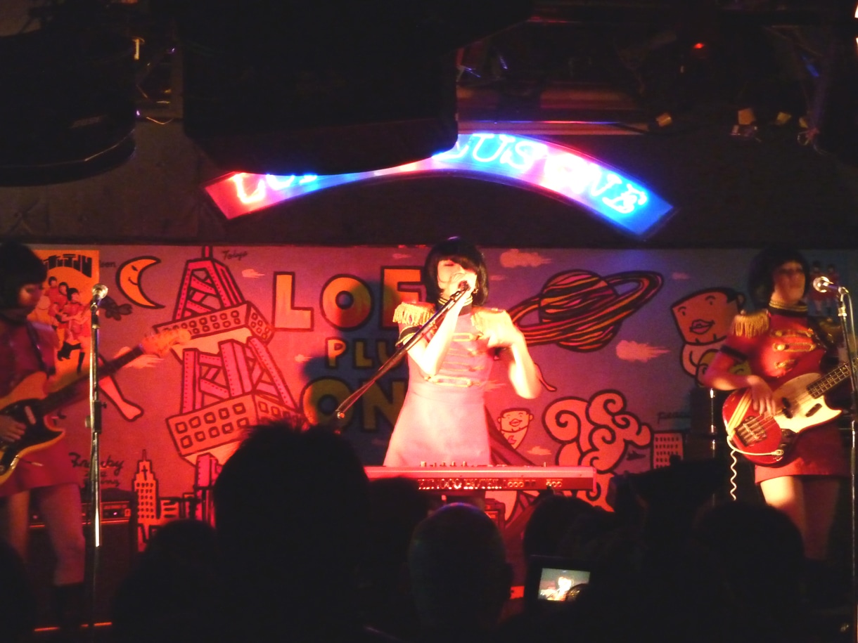 第2部の実演会シーン。マリアンヌはミニスカートもおかまいなし、黒い下着を覗かせながらのハレンチなパフォーマンスで観客を魅了した。ちなみに、マーシーはすでに退席していたのでご安心を。