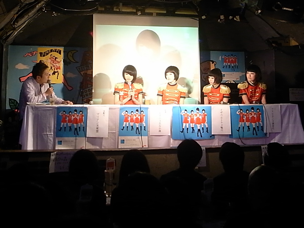 会場を埋め尽くした大勢のファンを前にアルバム制作秘話を披露するキノコホテルの4人。