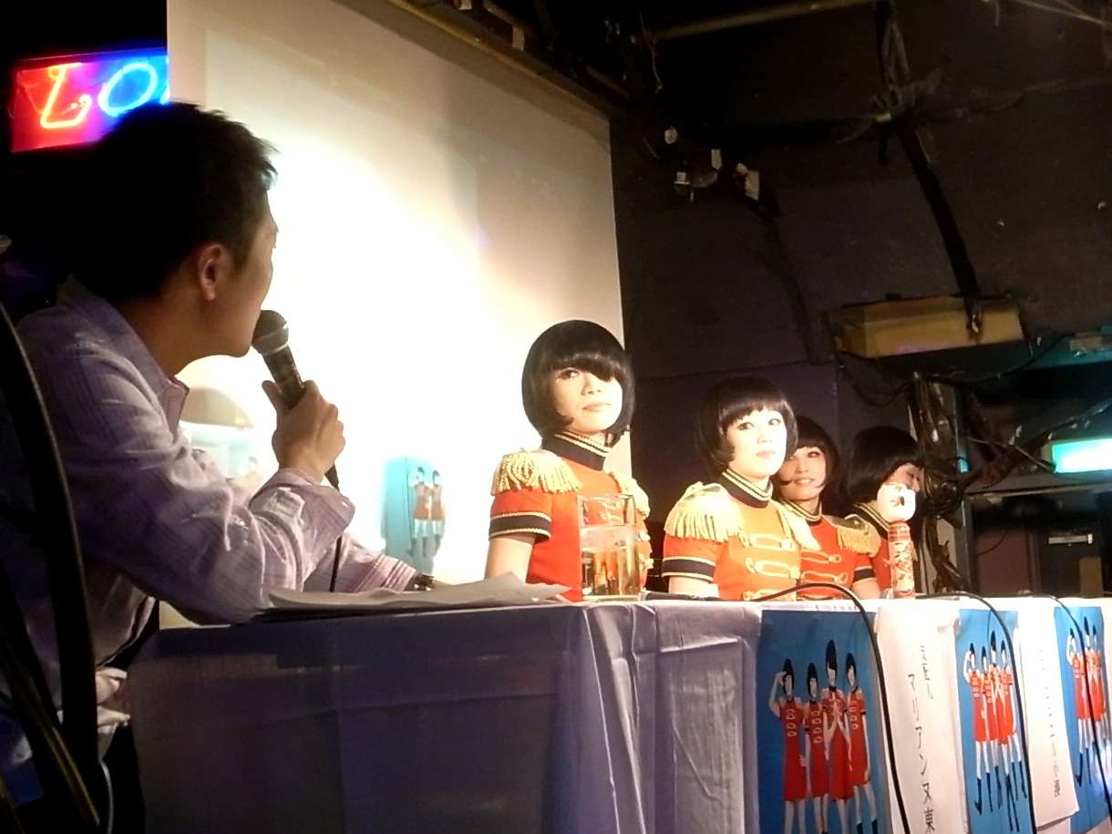 ミリタリールックはステージ上だけでなく、普段から愛用しているというマリアンヌ東雲（写真中央）。彼女は寝るときもパジャマ素材のミリタリーを着ているとのこと。