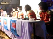 ひたすらスイーツを頬張るファビエンヌ猪苗代（写真右端）。