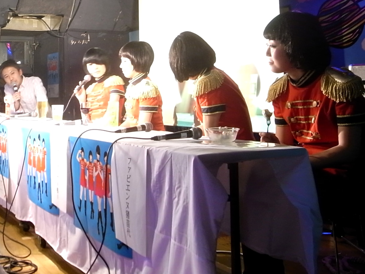 ひたすらスイーツを頬張るファビエンヌ猪苗代（写真右端）。