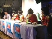 会話に耳を傾けながらもスイーツは手放さないファビエンヌ猪苗代（写真右端）。