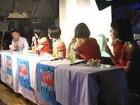 会話に耳を傾けながらもスイーツは手放さないファビエンヌ猪苗代（写真右端）。