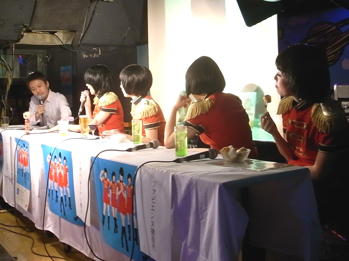 会話に耳を傾けながらもスイーツは手放さないファビエンヌ猪苗代（写真右端）。