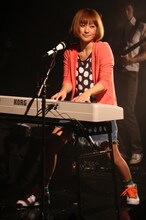 弾き語りのバラードから、アップテンポなポップチューンまで楽曲の幅広さに定評のある近藤夏子。2月5日には地元大阪の心斎橋CLUB QUATTROでワンマンライブを行う。