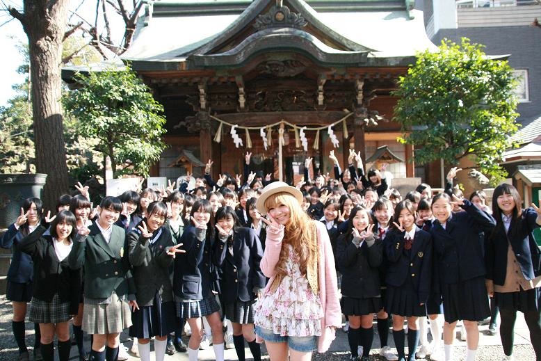 受験生50人と記念撮影に臨んだ西野カナ。