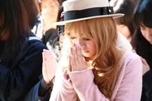 中学生たちの受験合格を真剣に祈る西野カナ。