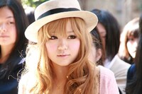 厳粛な雰囲気の中、凛々しい表情をみせる西野カナ。