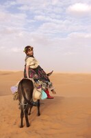 エキゾチックな衣装に身を包み、砂漠を行くKOKIA。