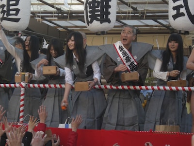 裃姿で威勢よく豆をまくSCANDALと11代目金原亭馬生。