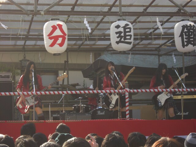 新曲「瞬間センチメンタル」を生披露したSCANDAL。厳しい寒さも若さでカバー。