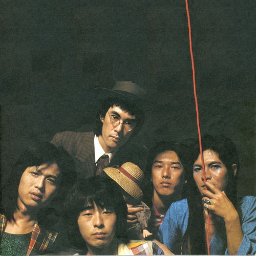 柴山俊之（Vo）、鮎川誠（G）、篠山哲雄（G）、坂田“鬼平”紳一（Dr）、奈良敏博（B）の5人からなるサンハウス。バンド名の由来はアメリカのブルース歌手「サン・ハウス」の名前から。