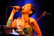 由緒あるジャズクラブ新宿PIT INNで18曲を熱唱したUA。