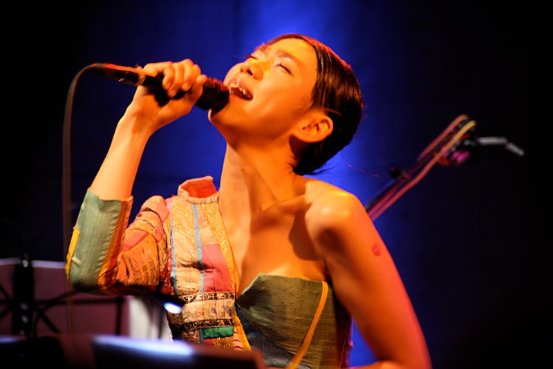 由緒あるジャズクラブ新宿PIT INNで18曲を熱唱したUA。