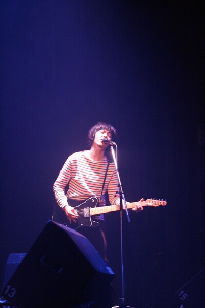 ホール会場独特の緊張感が漂う中でも、本領発揮のパフォーマンスを披露した4人。今後はライブハウスに限らず、ホールをはじめフォーマルな会場でもライブを行ってほしいところだ。