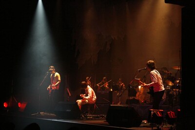 後半のMCでは山内がファンのために「Happy Birthday」をマトリョミンで演奏するも、なんとも調子外れの音に忍び笑いが会場のあちこちで発生した。