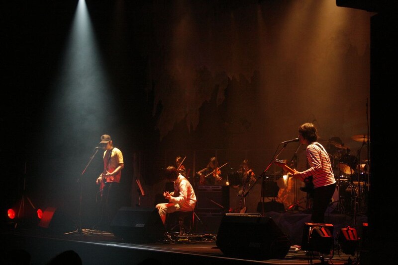 後半のMCでは山内がファンのために「Happy Birthday」をマトリョミンで演奏するも、なんとも調子外れの音に忍び笑いが会場のあちこちで発生した。