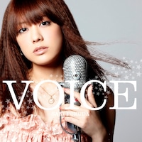 「VOICE」初回限定盤ジャケット写真。タイトルには「女優活動は表情など立ち振る舞いで表現するものだけど、音楽活動は自分の声で想いを伝えるので、私の声で色んなメッセージを届けていきたい」という彼女の思いが込められている。