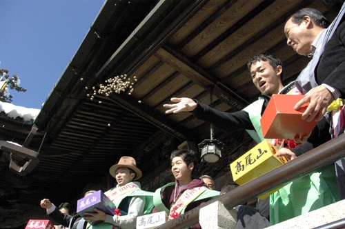 地元の繁栄を祈り、豆まきに挑むファンモンの3人。