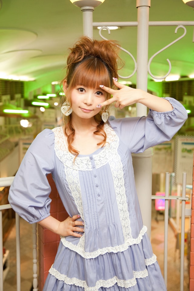 2年半のブランクを埋めるかのように、これまでのミニアルバム形態からボリューム満点のフルアルバムへと進化した「しょこたん☆かばー」第3弾。世界中から愛される“アニソン”の魅力がたっぷり楽しめる1枚だ。