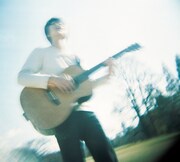 アルバム「素晴らしい世界」のジャケット。彼は表題曲について昨年末のワンマンライブで「ニュースを観ていますとまた残忍な事件とか景気が悪く政府は何やってるんだとか……。気持ちが落ち込むニュースが絶えないなぁーと……。そんな中で僕らの日常というのは意外と素晴らしいことが溢れててただそれに気づけないだけ、気づかないだけ。考え方一つでこの世は素晴らしい世界になります。そんな気持ちで作りました」と話した。