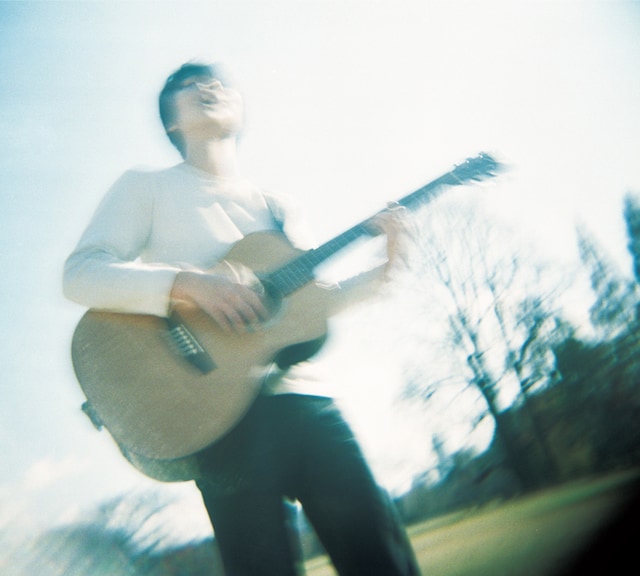 アルバム「素晴らしい世界」のジャケット。彼は表題曲について昨年末のワンマンライブで「ニュースを観ていますとまた残忍な事件とか景気が悪く政府は何やってるんだとか……。気持ちが落ち込むニュースが絶えないなぁーと……。そんな中で僕らの日常というのは意外と素晴らしいことが溢れててただそれに気づけないだけ、気づかないだけ。考え方一つでこの世は素晴らしい世界になります。そんな気持ちで作りました」と話した。